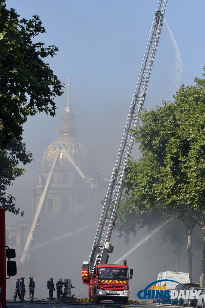 法國巴黎一高檔酒店突發(fā)大火 原因不詳（高清組圖）