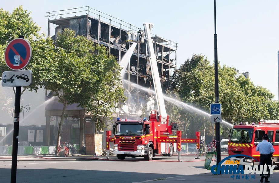 法國巴黎一高檔酒店突發(fā)大火 原因不詳（高清組圖）