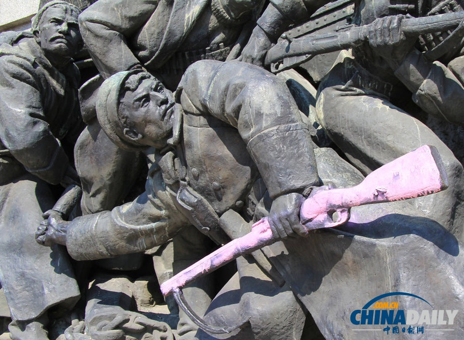 保加利亞蘇聯(lián)紅軍紀(jì)念碑遭破壞 青銅雕塑被噴粉漆（組圖）
