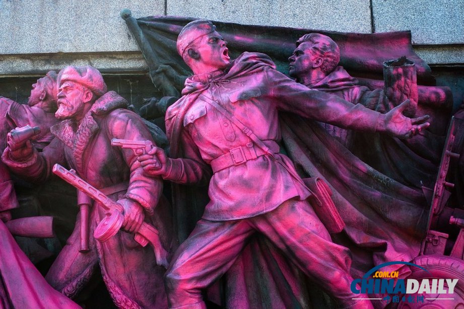 保加利亞蘇聯(lián)紅軍紀念碑遭破壞 青銅雕塑被噴粉漆（組圖）