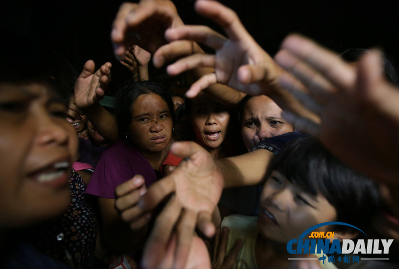 菲律賓洪水災(zāi)民爭搶救濟物品 “潭美”已致8人死亡（組圖）