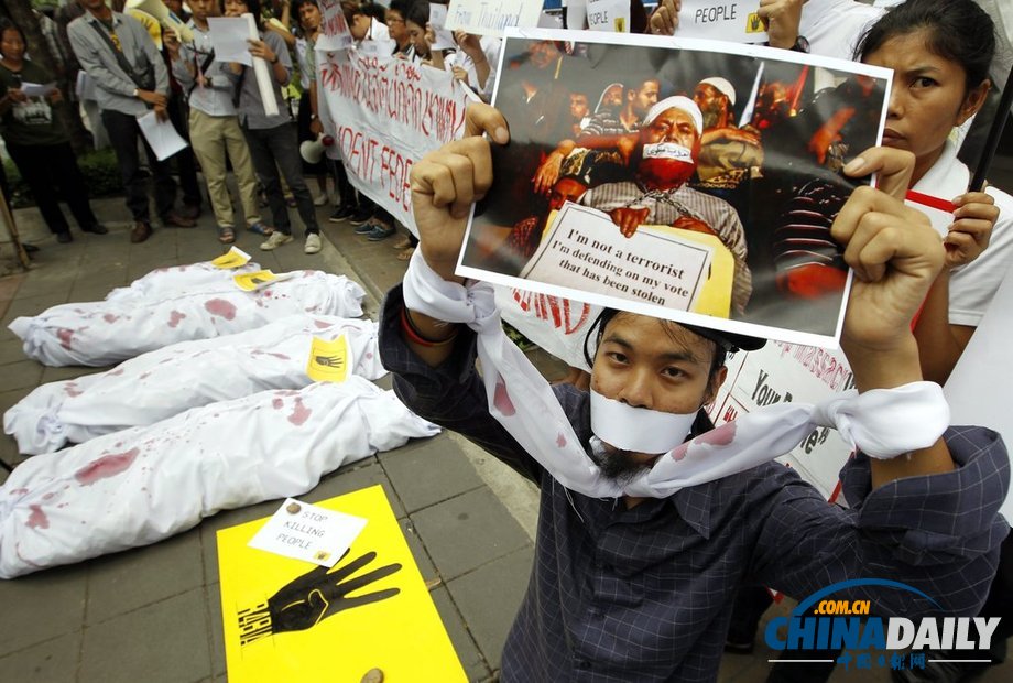 泰國民眾攜“尸體”在埃及大使館前示威 抗議軍方血腥清場（組圖）