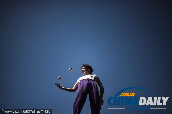 法國舉辦“街頭戲劇節(jié)” 藝術(shù)家激情表演超涼爽