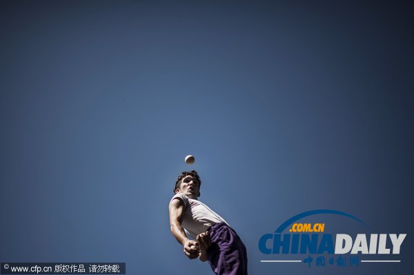 法國(guó)舉辦“街頭戲劇節(jié)” 藝術(shù)家激情表演超涼爽