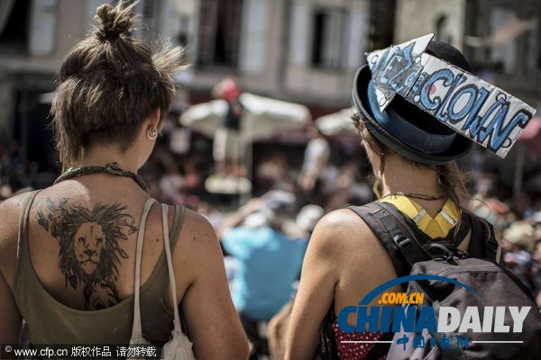 法國舉辦“街頭戲劇節(jié)” 藝術(shù)家激情表演超涼爽