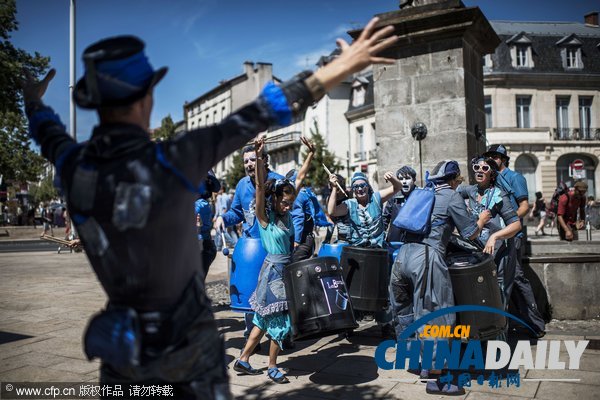 法國(guó)舉辦“街頭戲劇節(jié)” 藝術(shù)家激情表演超涼爽