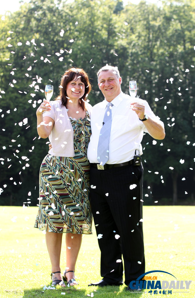 英情侶中近668萬(wàn)英鎊大獎(jiǎng) 男子獲勇氣向女友求婚