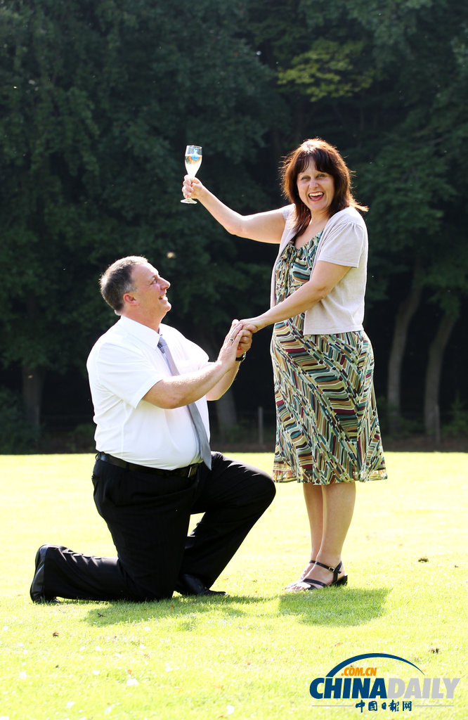 英情侶中近668萬(wàn)英鎊大獎(jiǎng) 男子獲勇氣向女友求婚