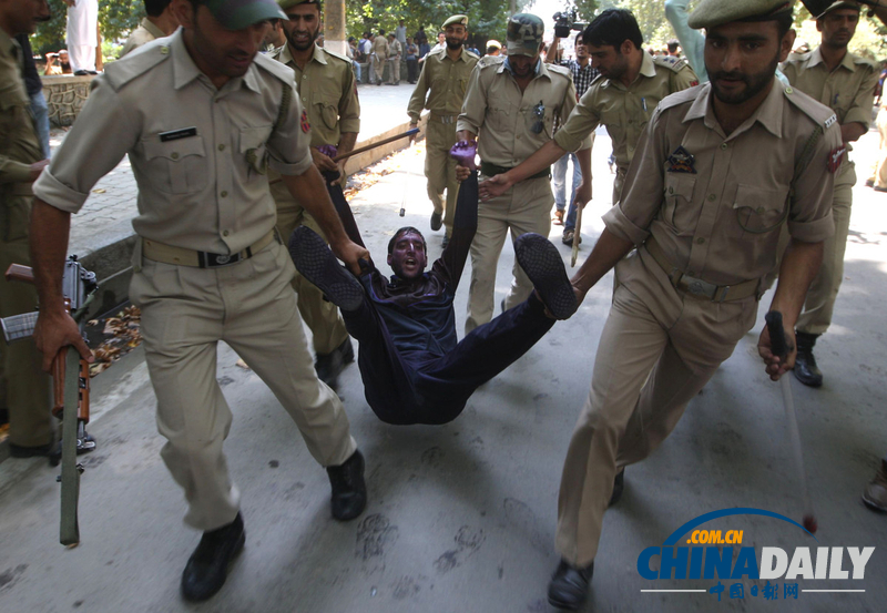 克什米爾公務員示威 警方用紫色水柱驅散人群(高清組圖)