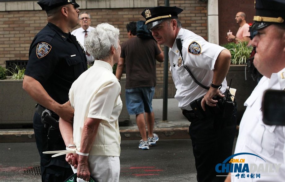 美國紐約示威者呼吁進(jìn)行移民改革 遭警察逮捕（組圖）