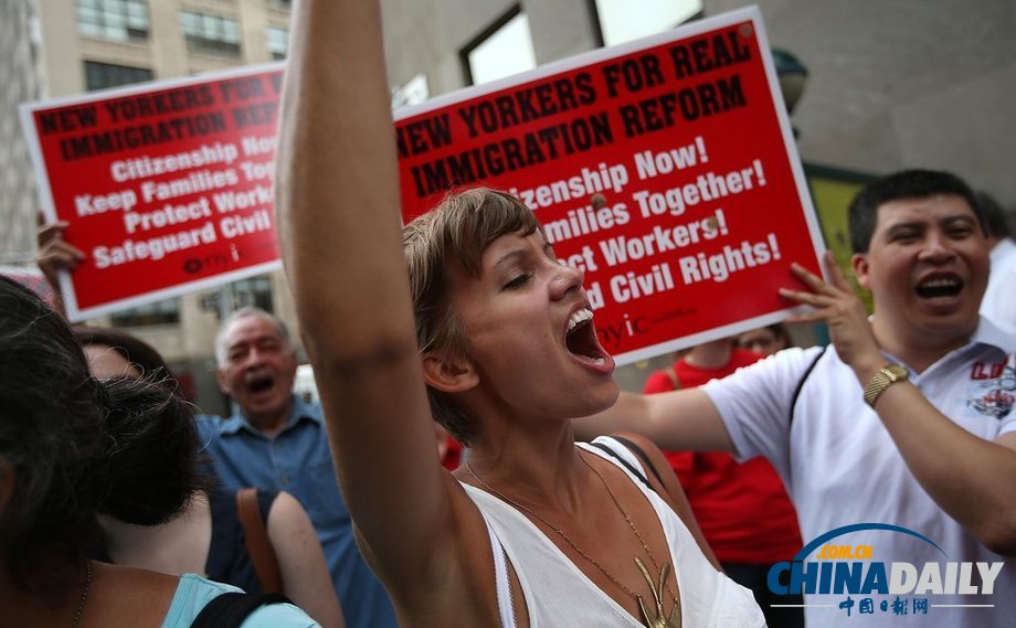 美國紐約示威者呼吁進(jìn)行移民改革 遭警察逮捕（組圖）