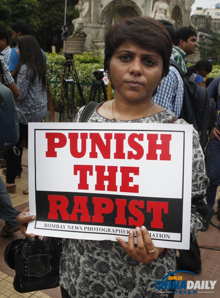 印度記者舉行示威游行 抗議女?dāng)z影記者遭輪奸