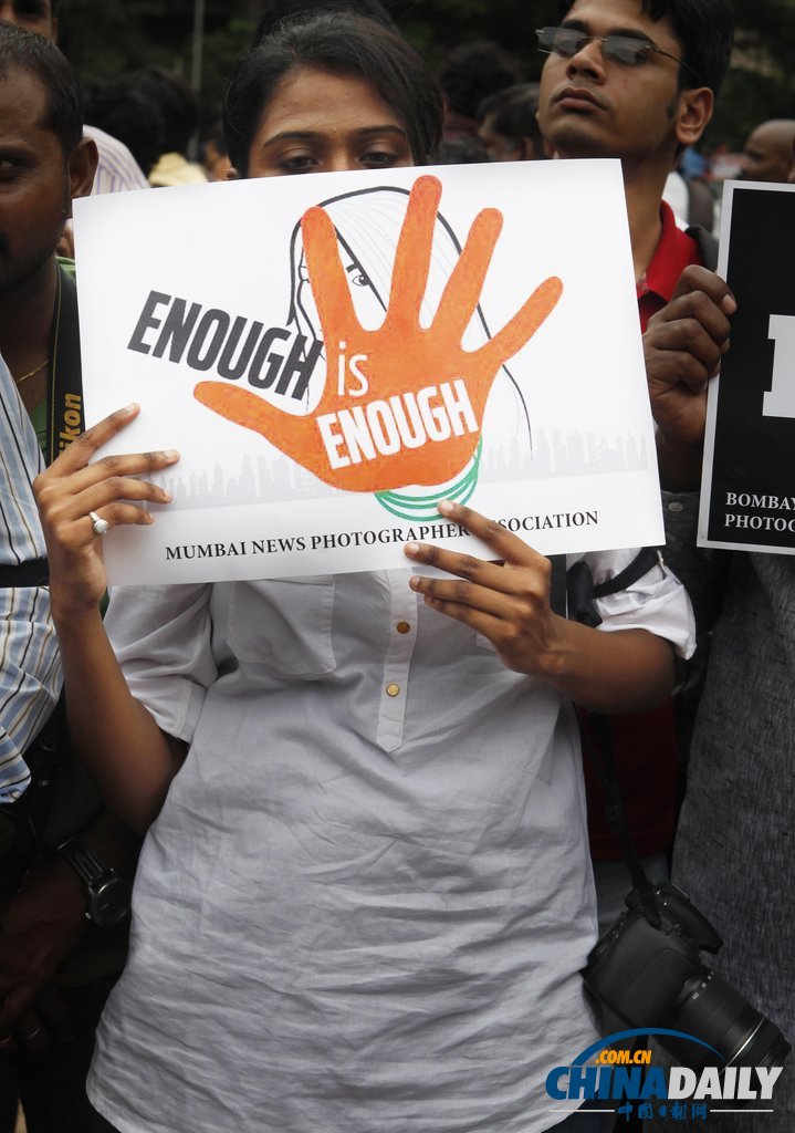 印度記者舉行示威游行 抗議女?dāng)z影記者遭輪奸