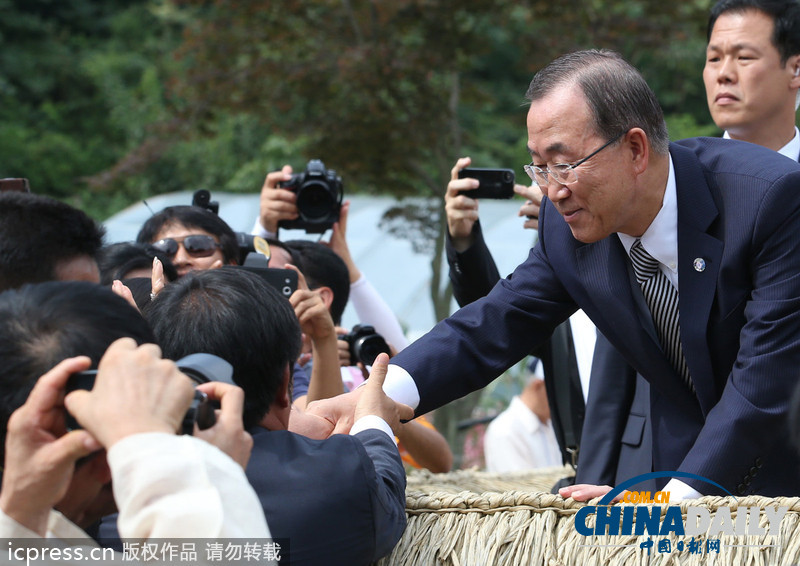 聯(lián)合國秘書長潘基文夫婦回鄉(xiāng)祭祖掃墓