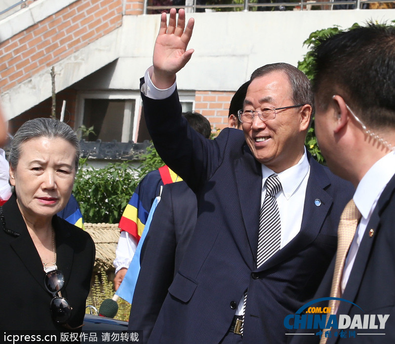 聯(lián)合國(guó)秘書(shū)長(zhǎng)潘基文夫婦回鄉(xiāng)祭祖掃墓