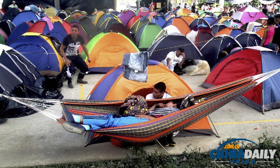 哥倫比亞數(shù)百人聲援抗議農民 與防暴警察爆發(fā)沖突