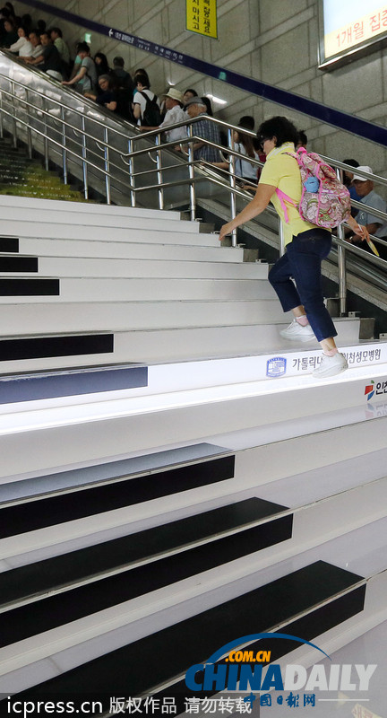 韓國地鐵站設(shè)鋼琴階梯 讓爬樓梯變“奏樂”（組圖）