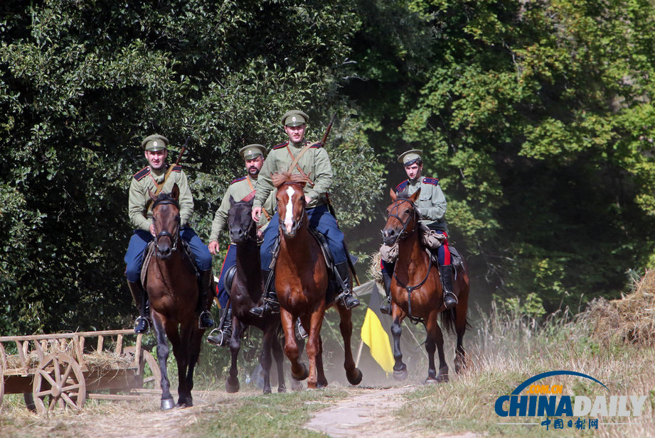 俄軍方舉辦“貢比涅之戰(zhàn)”節(jié)日 重現(xiàn)百年前戰(zhàn)爭(zhēng)場(chǎng)面（高清組圖）