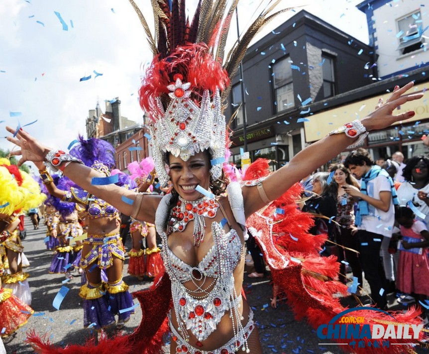英國諾丁山狂歡節(jié) 陽光、美女匯聚成歡樂海洋（圖）