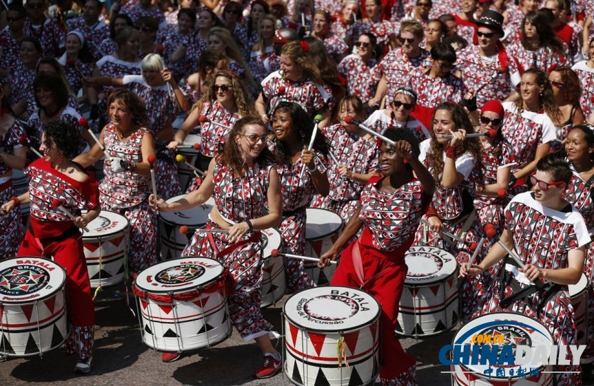 英國諾丁山狂歡節(jié) 陽光、美女匯聚成歡樂海洋（圖）