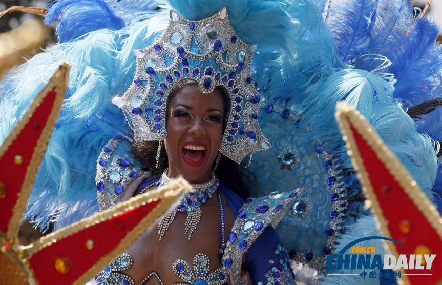 英國(guó)諾丁山狂歡節(jié) 陽(yáng)光、美女匯聚成歡樂(lè)海洋（圖）