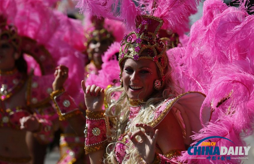 英國諾丁山狂歡節(jié) 陽光、美女匯聚成歡樂海洋（圖）