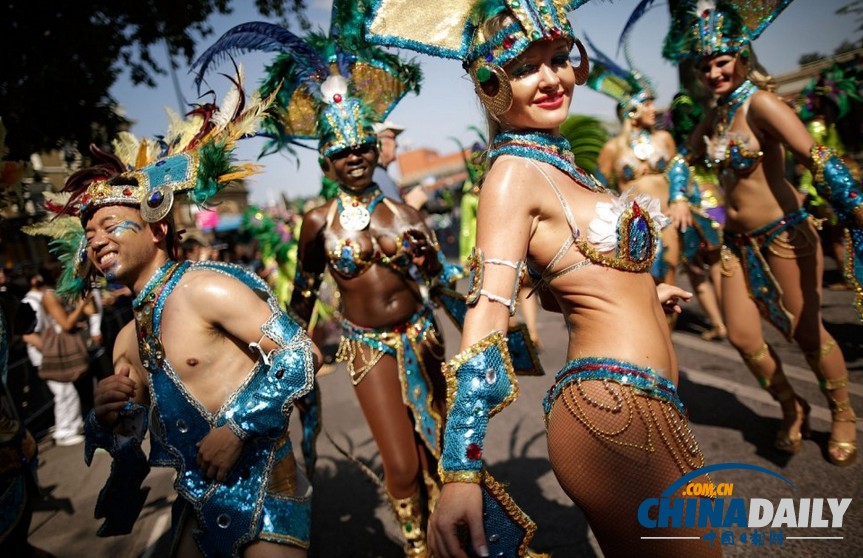 英國(guó)諾丁山狂歡節(jié) 陽光、美女匯聚成歡樂海洋（圖）