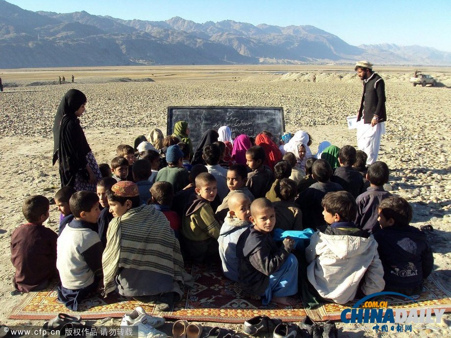 廢墟、馬路 上學(xué)之夢如此美好如此奢侈(組圖)