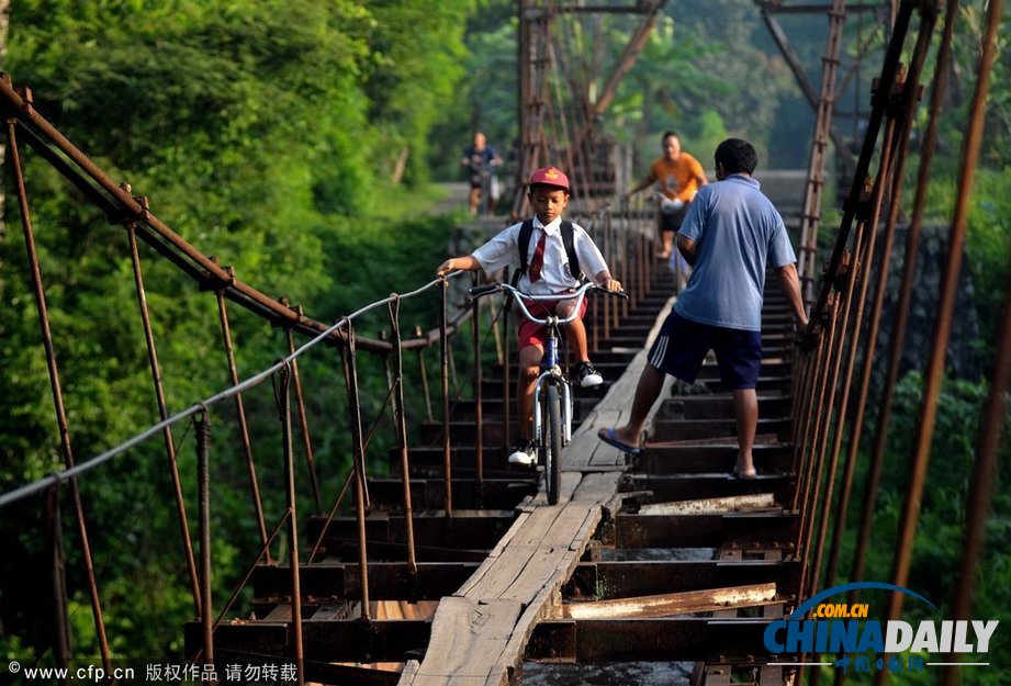 廢墟、馬路 上學(xué)之夢如此美好如此奢侈(組圖)