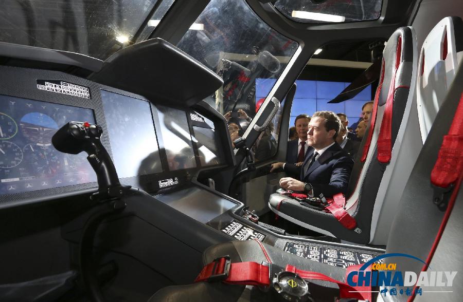 俄羅斯國(guó)際航展開幕 總理梅德韋杰夫躍躍欲試