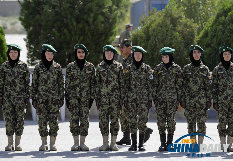 阿富汗國民軍士兵畢業(yè)典禮 女兵英姿颯爽（圖）