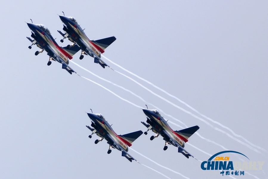 中國(guó)空軍八一飛行表演隊(duì)亮相莫斯科航展