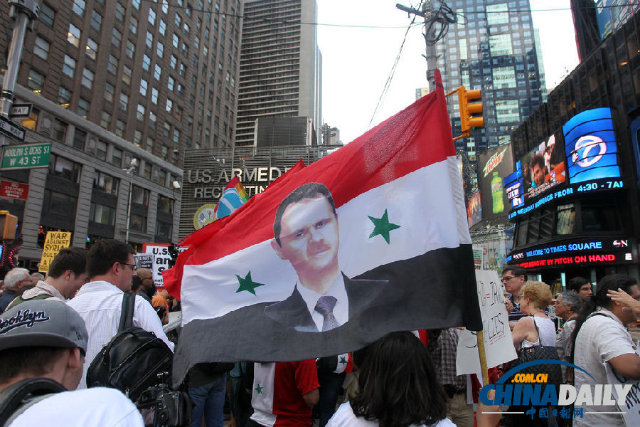 紐約民眾聚集時(shí)報(bào)廣場(chǎng)反對(duì)政府軍事干預(yù)敘利亞(圖)