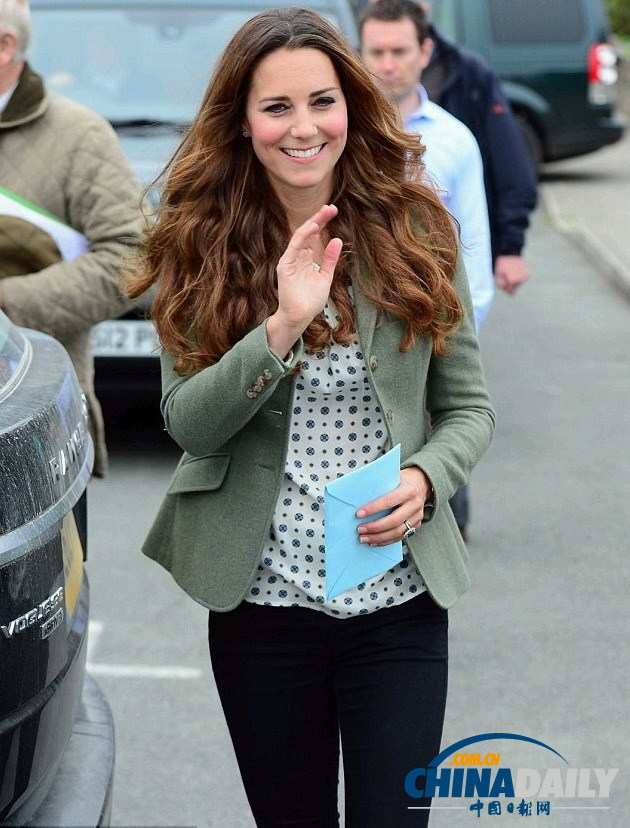 凱特產(chǎn)后五周公開露面 穿著樸素身材苗條如往昔