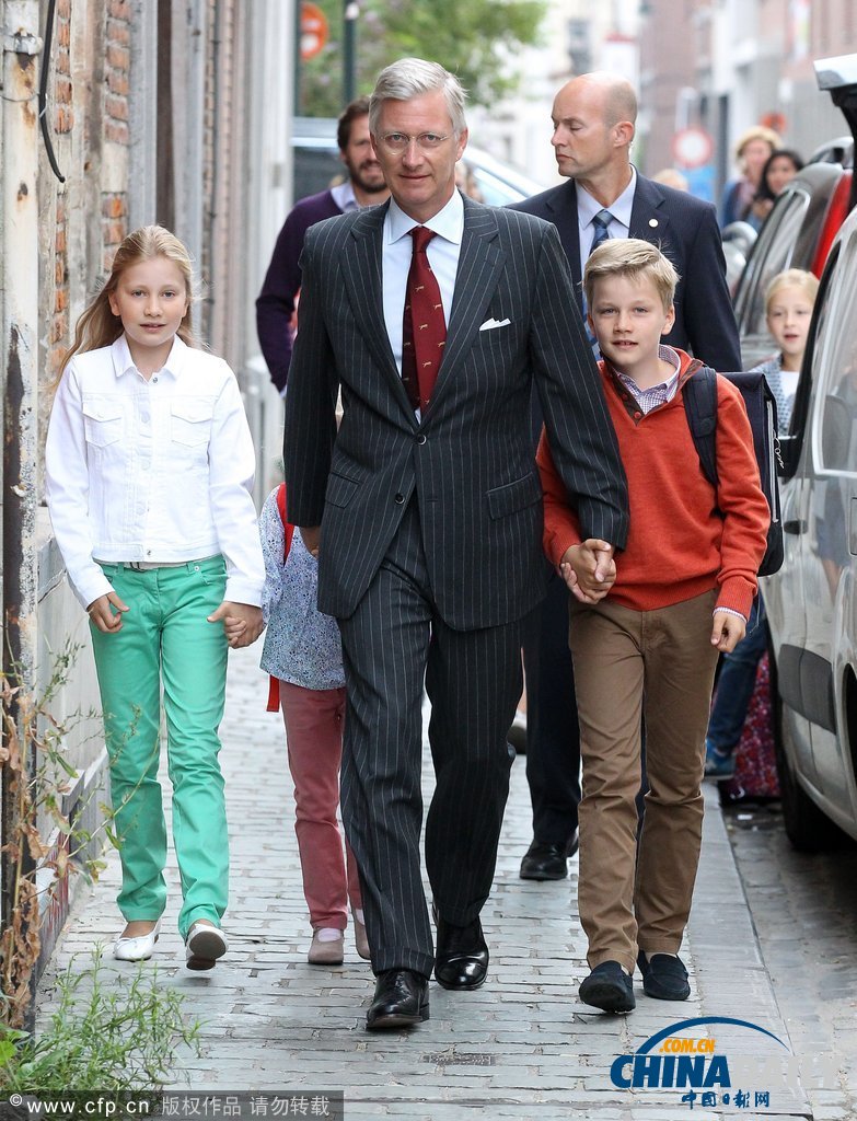 開學(xué)季來臨 比利時(shí)國王“護(hù)駕”兒女上學(xué)報(bào)到