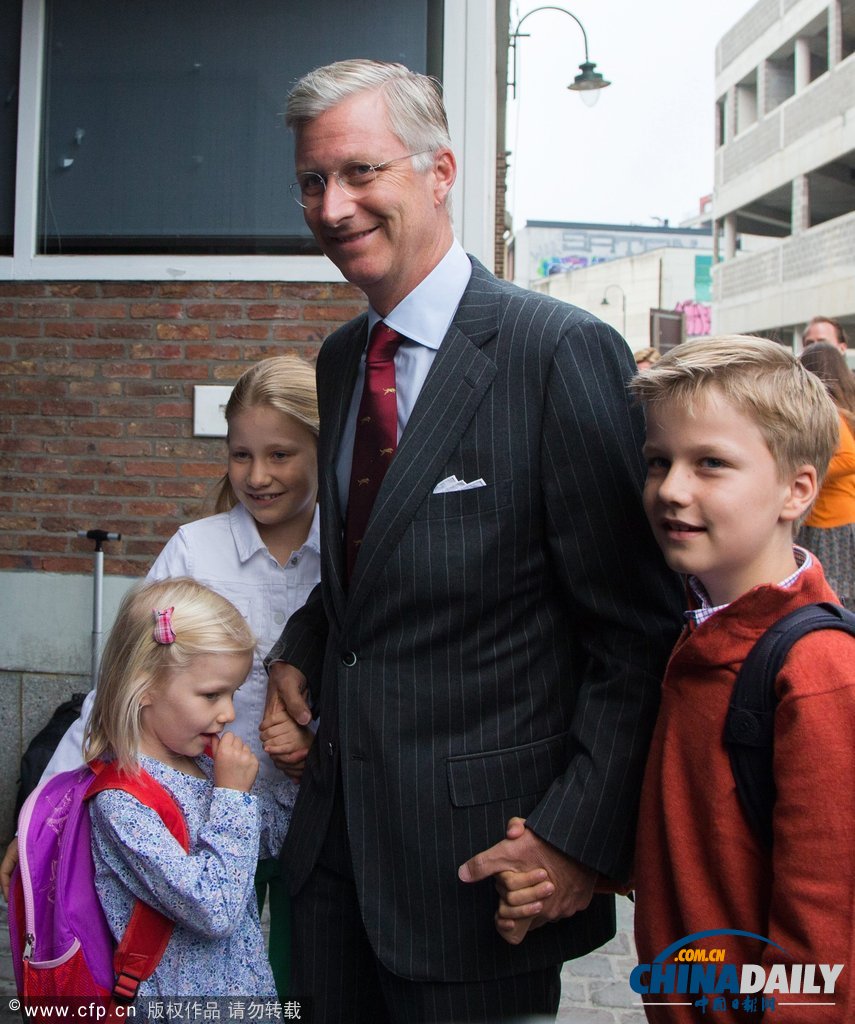 開學(xué)季來臨 比利時國王“護(hù)駕”兒女上學(xué)報到