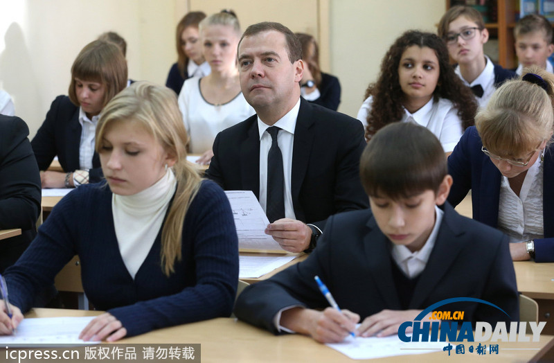 梅德韋杰夫跟中學(xué)生一起上課 遭女生撇嘴斜視（組圖）