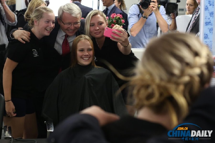 澳聯(lián)邦選舉壓力大 總理陸克文親自為選民吹頭發(fā)