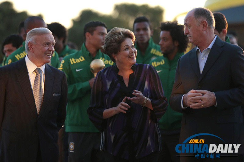 巴西總統(tǒng)接見足球隊員 高舉聯(lián)合會杯冠軍獎杯(組圖)