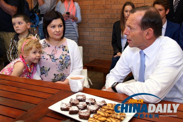 澳反對(duì)黨領(lǐng)導(dǎo)人競(jìng)選造勢(shì) 小蘿莉搞怪表情搶鏡(組圖)