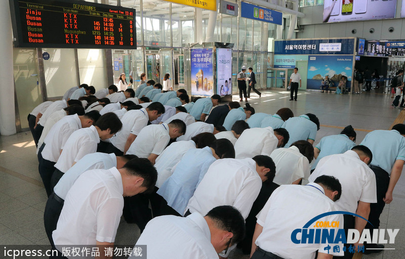韓國(guó)高鐵職員向民眾鞠躬道歉 曾發(fā)生追尾脫軌事故（高清組圖）