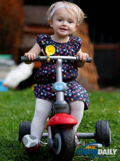 天生嚴(yán)重耳聾女孩植入人工耳蝸 能聽聲音會(huì)叫爸媽