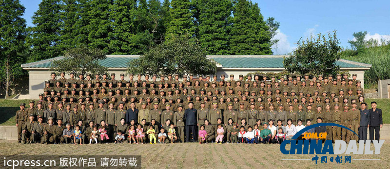 金正恩視察月乃島防御部隊(duì) 被民眾包圍