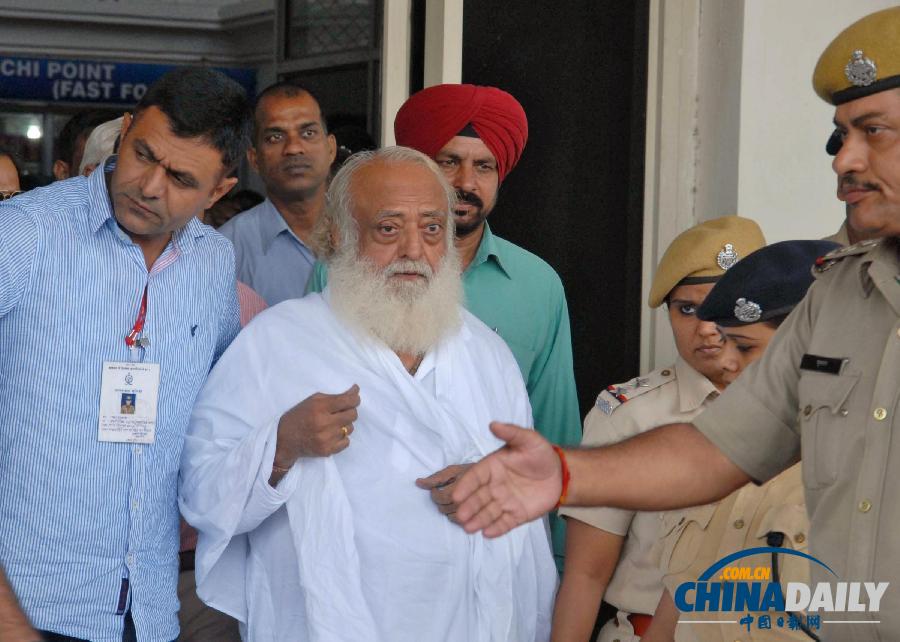 印度抗議者焚燒7旬淫魔肖像 嫌犯被證實(shí)具性侵能力