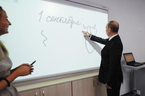 普京視察學校隨手畫貓 太抽象難倒學生