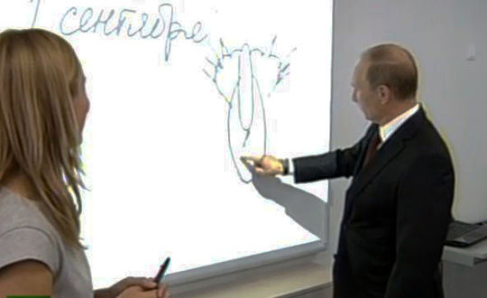 普京視察學校隨手畫貓 太抽象難倒學生