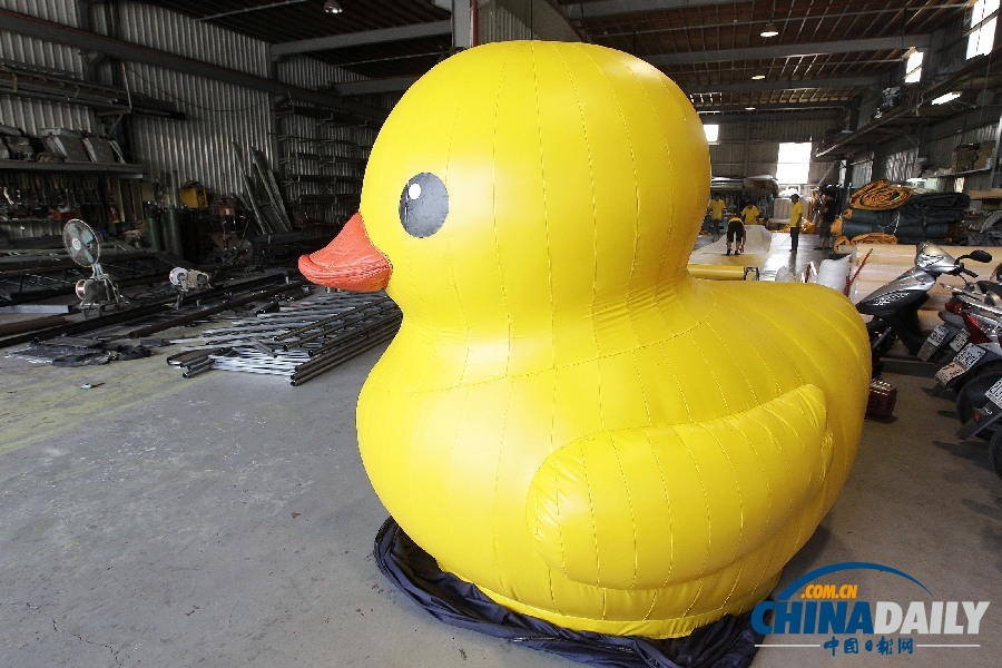 走進(jìn)車(chē)間窺探大黃鴨制作過(guò)程 下一站臺(tái)灣（組圖）