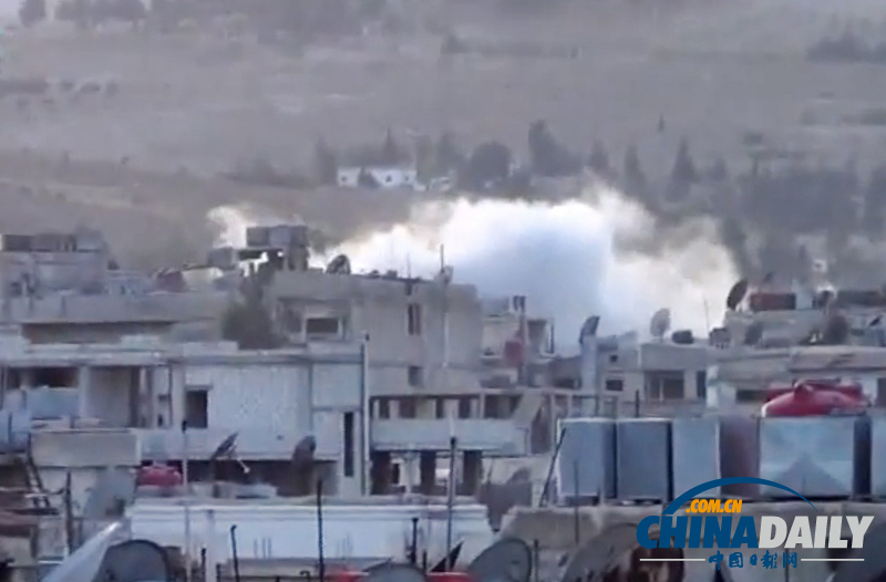 敘利亞政府軍與反對派繼續(xù)交戰(zhàn) 地面現(xiàn)巨大彈坑