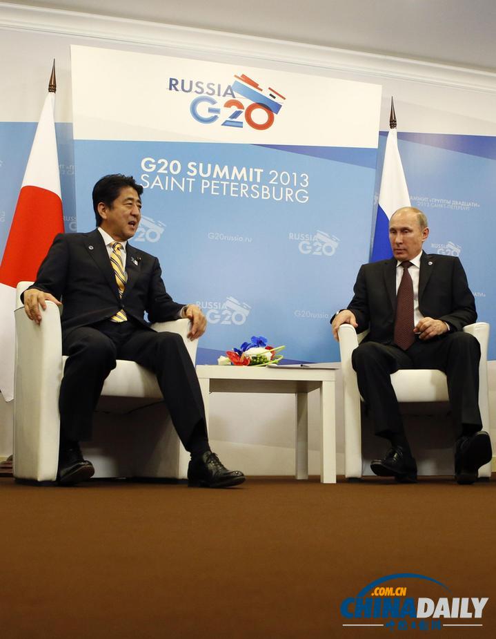 普京與安倍晉三舉行會(huì)晤 兩國(guó)將召開(kāi)防長(zhǎng)磋商（組圖）