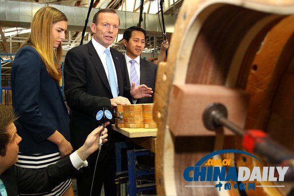 澳反對(duì)黨領(lǐng)袖視察吉他工廠 爭當(dāng)“文藝男”